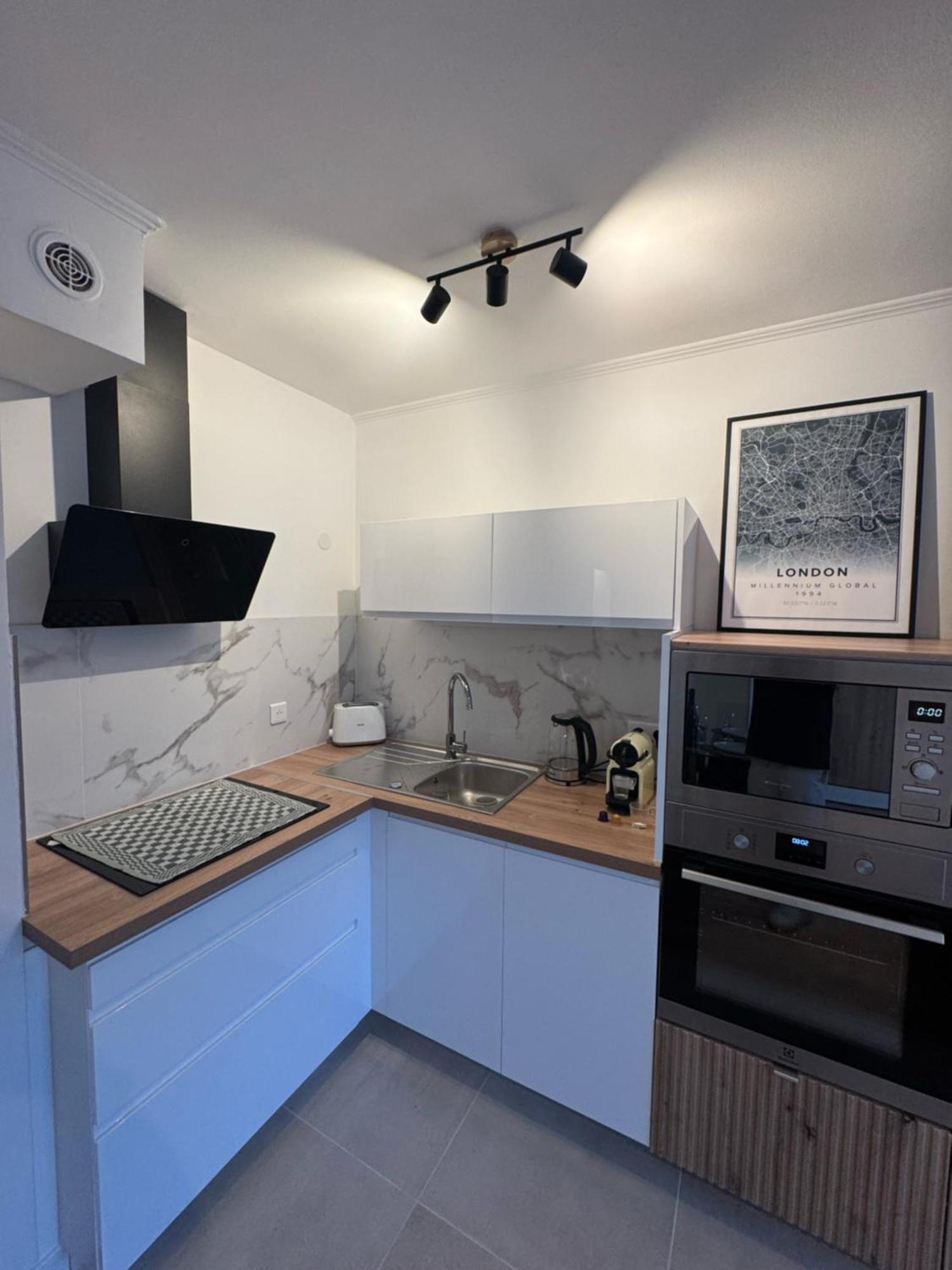 Fully Renovated Studio, Steps From With A Sunny Terrace And Free Wifi Apartamento *