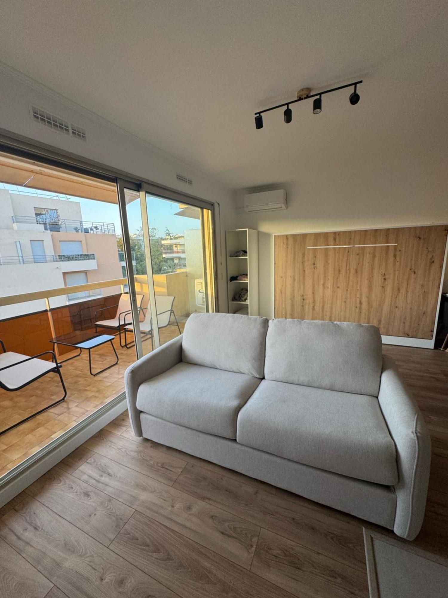 Fully Renovated Studio, Steps From With A Sunny Terrace And Free Wifi Apartamento