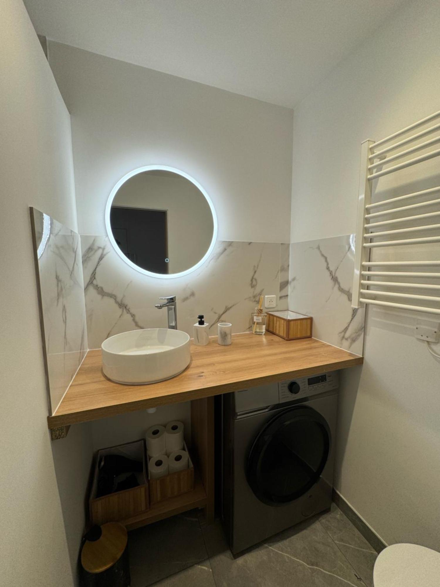 Fully Renovated Studio, Steps From With A Sunny Terrace And Free Wifi Antibes
