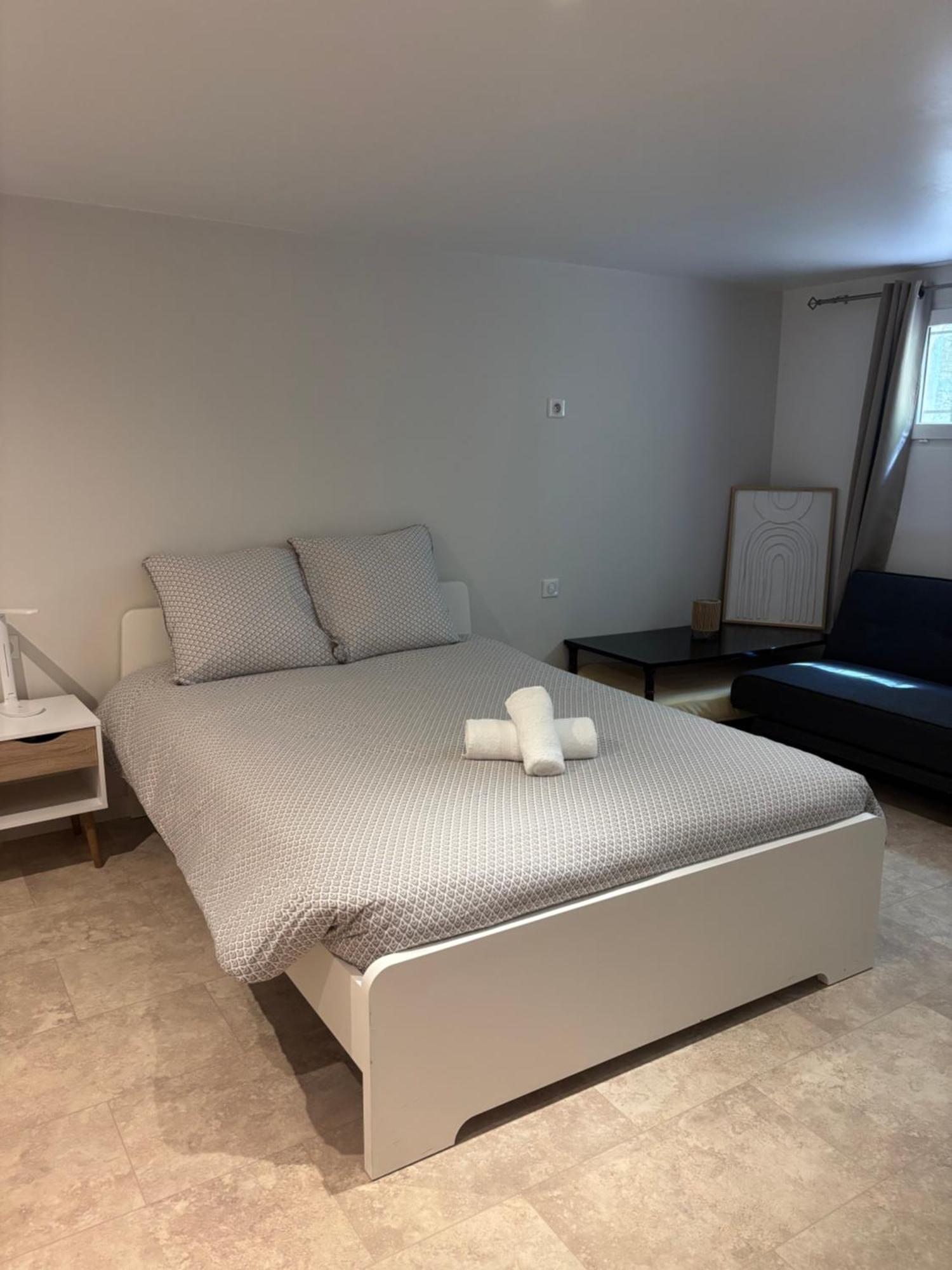Maison Avec Jardin Privatif, 4 Chambres, Calme Dans Avec Piscine