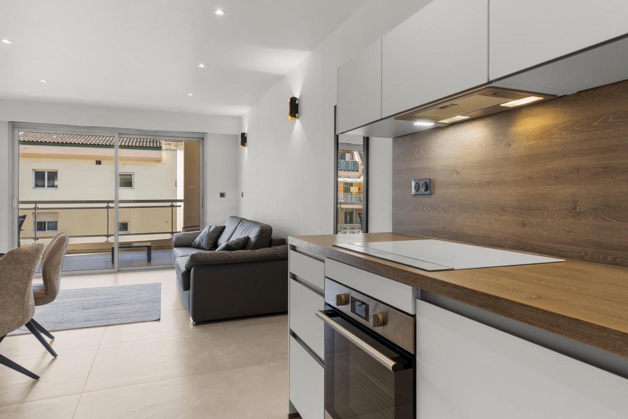Regina Apartment *