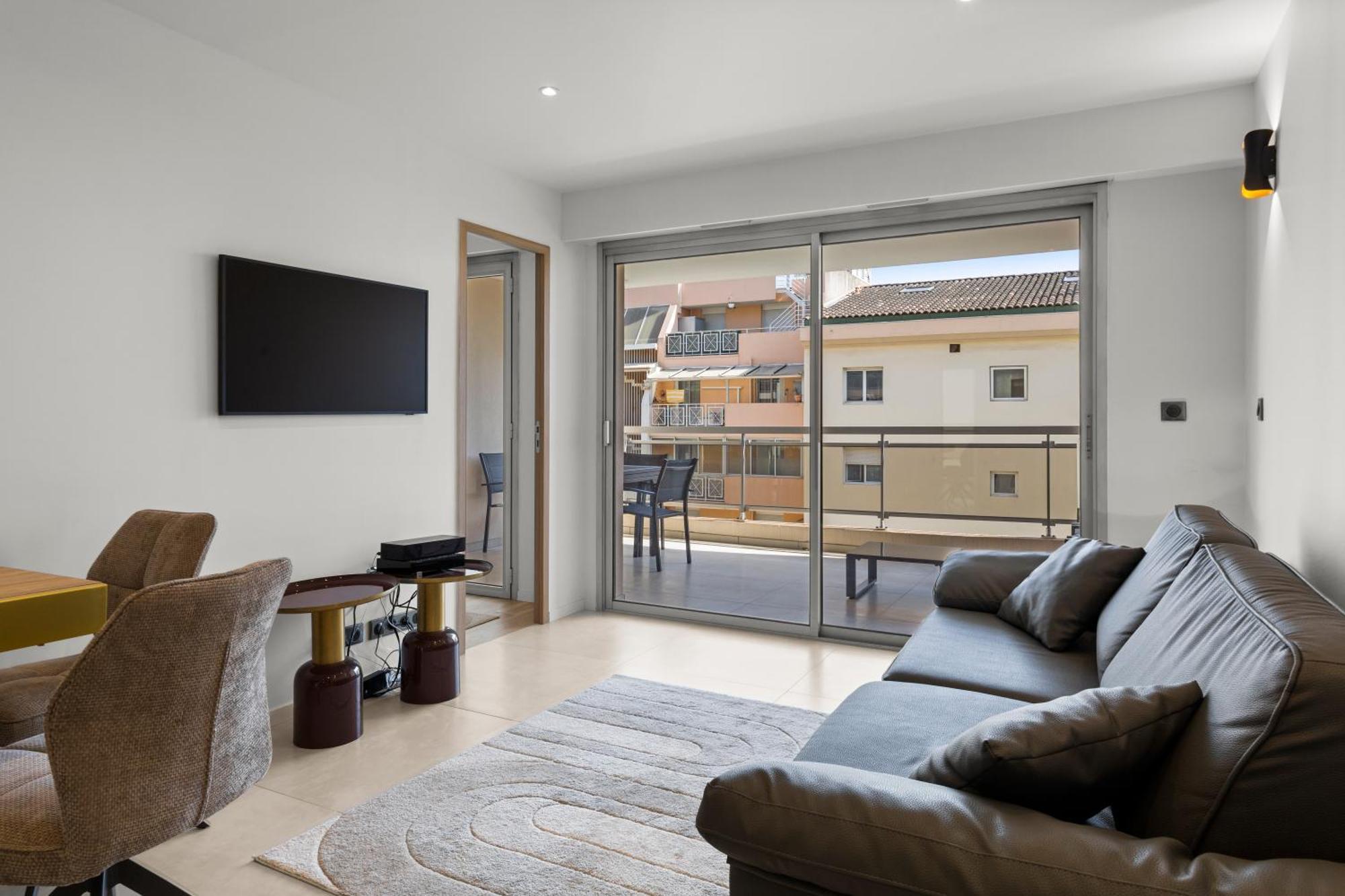 Regina Apartment *
