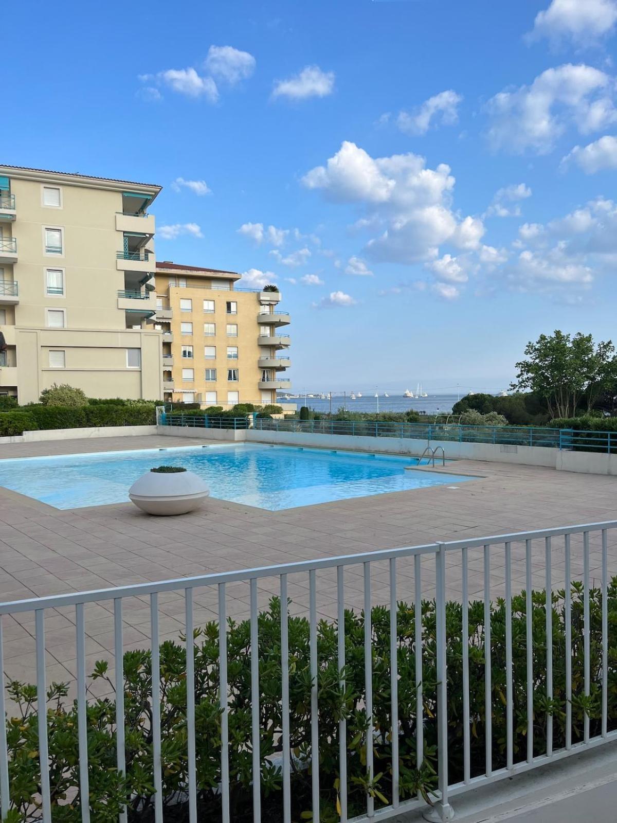 F2 Vue - Piscine - Climatisation - Parking Apartamento