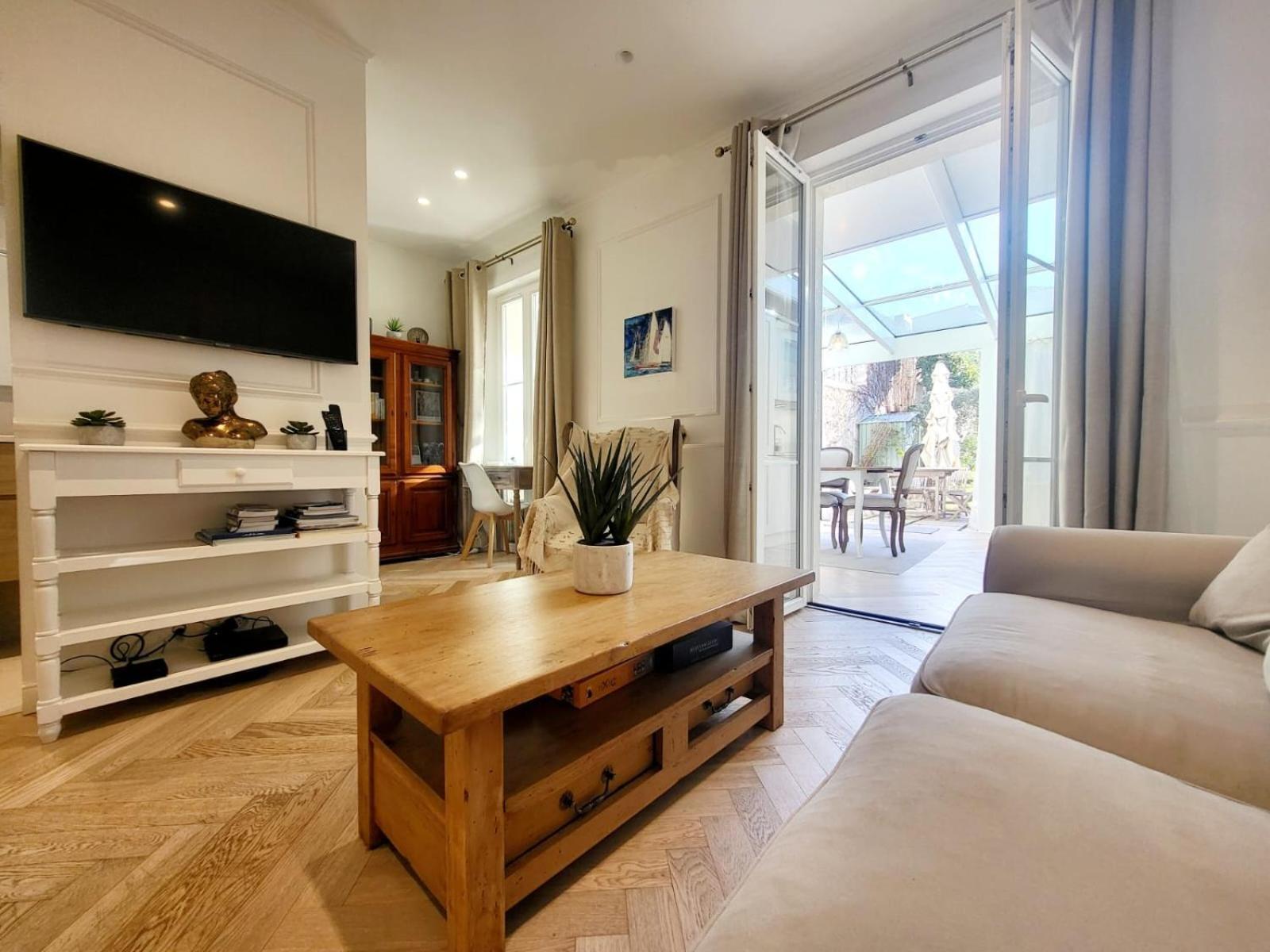 Le Petit Four Jardin - Dans Le Vieil Appartement *