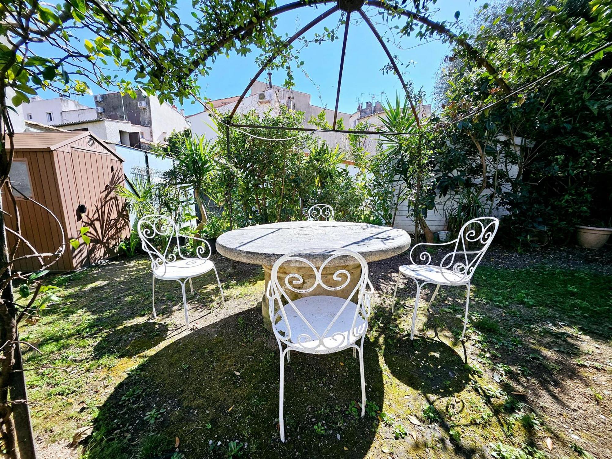 Le Petit Four Jardin - Dans Le Vieil *