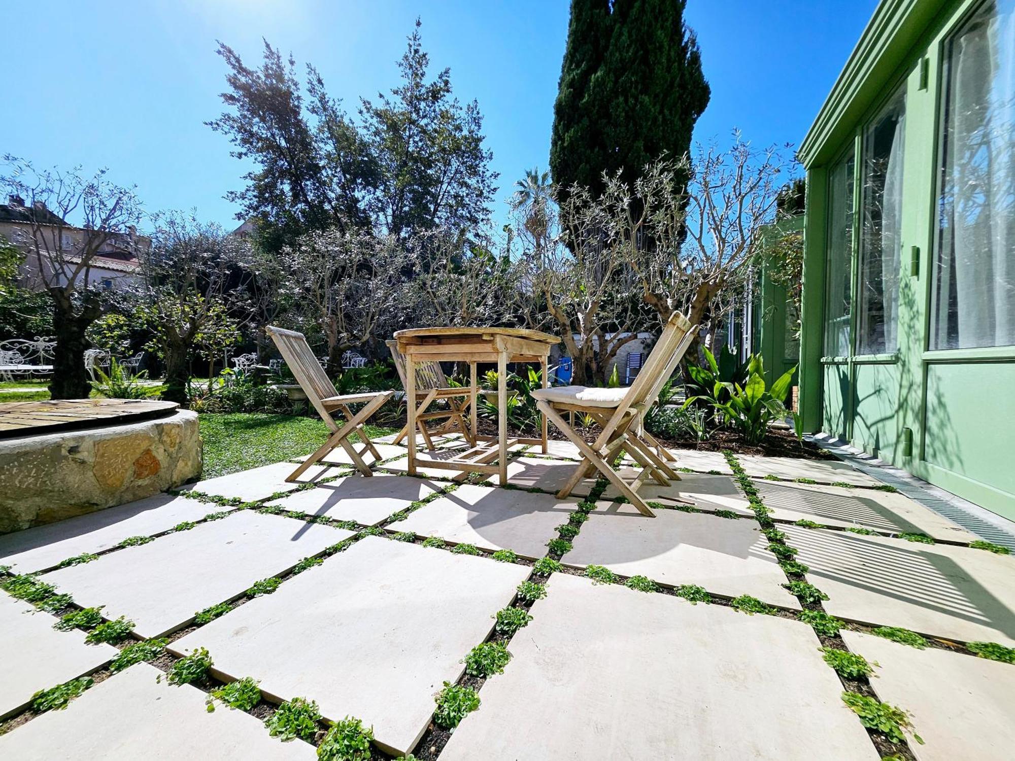 Le Petit Four Jardin - Dans Le Vieil *
