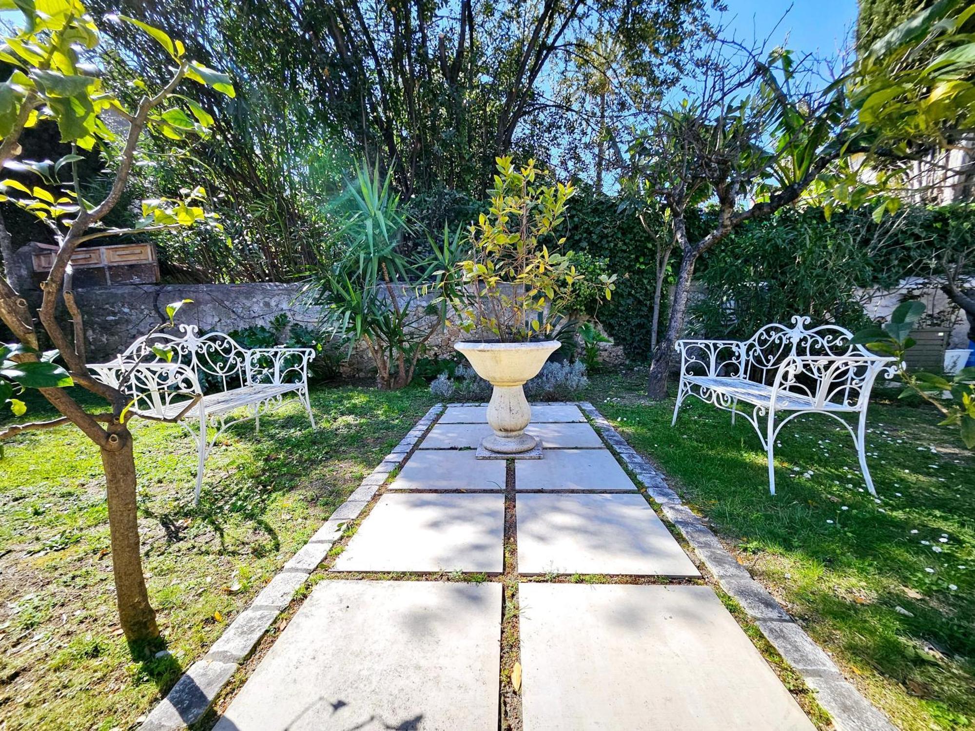 Le Petit Four Jardin - Dans Le Vieil Appartement