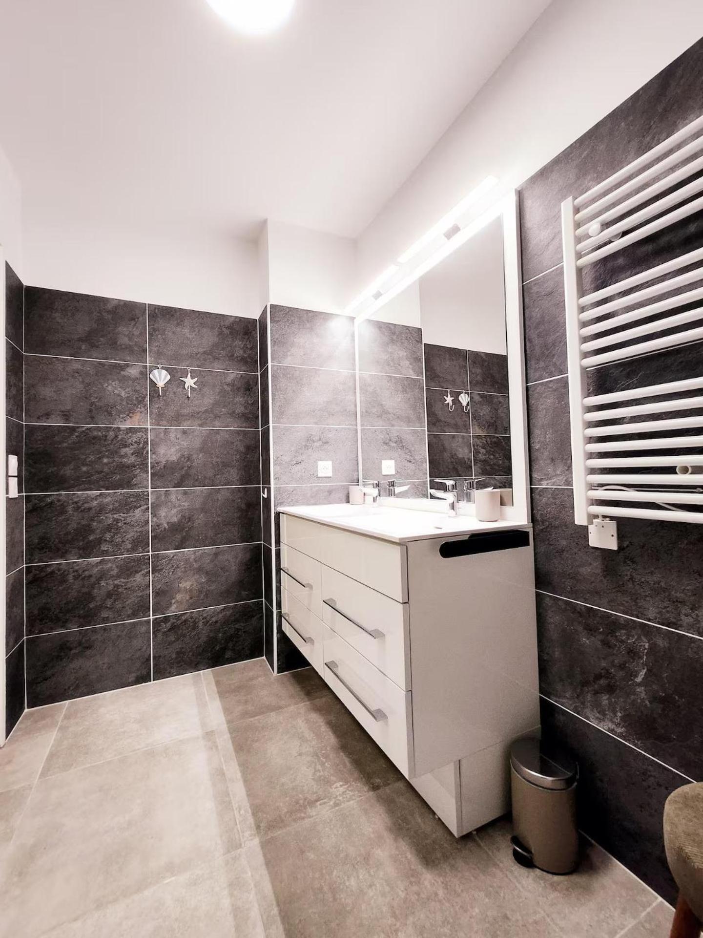 Appartement Le Marend 4 - T3 Avec Terrasse Antibes