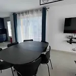 Beautiful Bright Apt At 3 Min Walk From The Beach