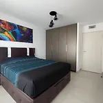 Beautiful Bright Apt At 3 Min Walk From The Beach