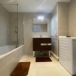 Beautiful Bright Apt At 3 Min Walk From The Beach