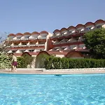 2 Pieces Climatise-Wifi / 4 Voyageurs / Boxe Prive / 2 Piscines / 2 Tennis / Petanque / Pingpong