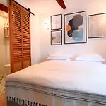 Aubernon Luxurious, Newly Renovated Flat In Heart Of Old Antibes