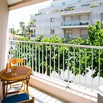 Romantic Sea View Studio, Steps Away From The Beach