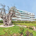 La Pinede Apartement Equiped With Air Conditioning And A Pool!