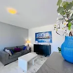 Le Pinede - Apt 4 Prs- Parking - Clim - 500M Plages