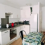 2 pièces climatisé avec balcon dans le vieil Antibes, résidence moderne avec ascenseur