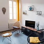 Grand 2 Pieces Renove Climatise, Vieil Antibes, Proche Port