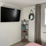 Appartement Deux Pieces Donnant Sur Un Jardin
