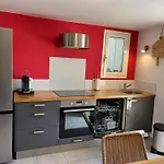 Appartement Deux Pieces Donnant Sur Un Jardin