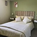 Appartement Deux Pieces Donnant Sur Un Jardin