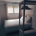 Cosy Apartment - 5 Minute Walk To Beach