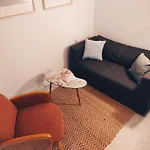 Cosy Apartment - 5 Minute Walk To Beach