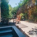 Cosy Apartment - 5 Minute Walk To Beach