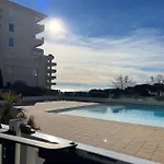 F2 Climatise, Piscine, Parking, Tout A Pied