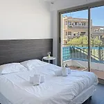 La Pinede Apartement Equiped With Air Conditioning And A Pool!