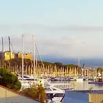 2P dans le vieil Antibes avec balcon sur la marina