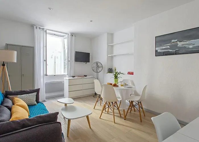 Beautiful Flat In The Old Town Of Antibes - Welkeys
