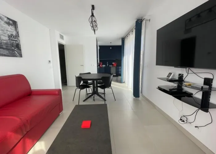 Beautiful Bright Apt At 3 Min Walk From The Beach