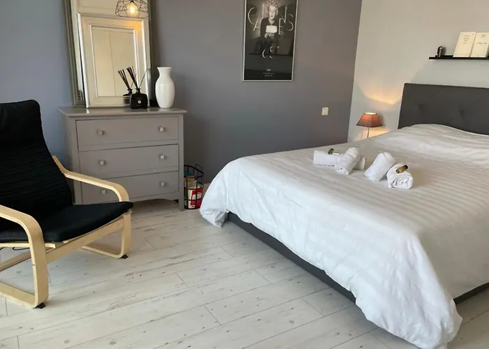 Deux pièces spacieux Place de Gaulle centre-ville d\'Antibes avec extérieur
