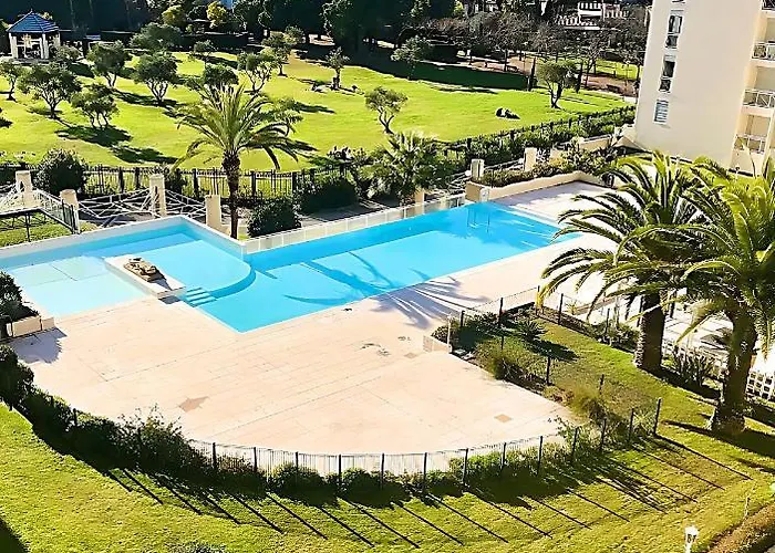 Grand 2 Pieces Climatise Dans Residence De Standing Avec Vue Piscine Au Bord De La Mer