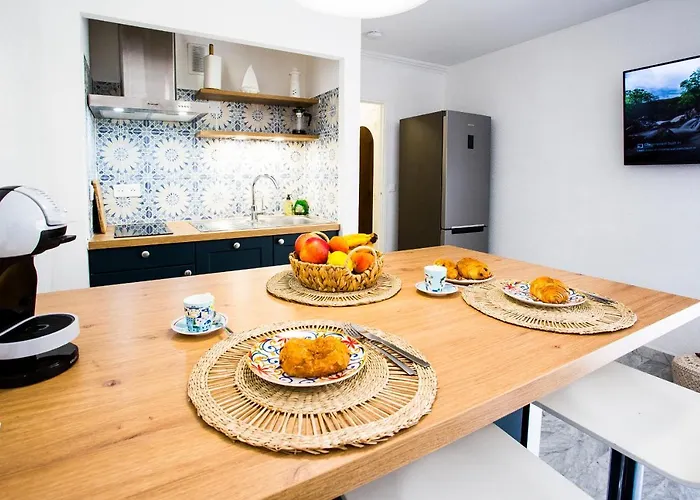 Romantic Sea View Studio, Steps Away From The Beach
