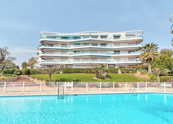 La Pinede Apartement Equiped With Air Conditioning And A Pool!