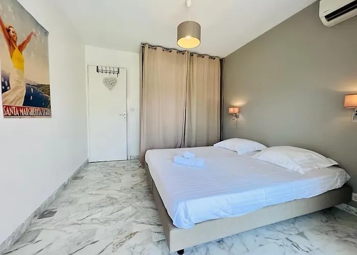 Le Pinede - Apt 4 Prs- Parking - Clim - 500M Plages