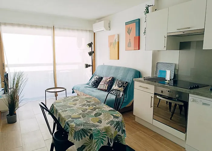 2 pièces climatisé avec balcon dans le vieil Antibes, résidence moderne avec ascenseur