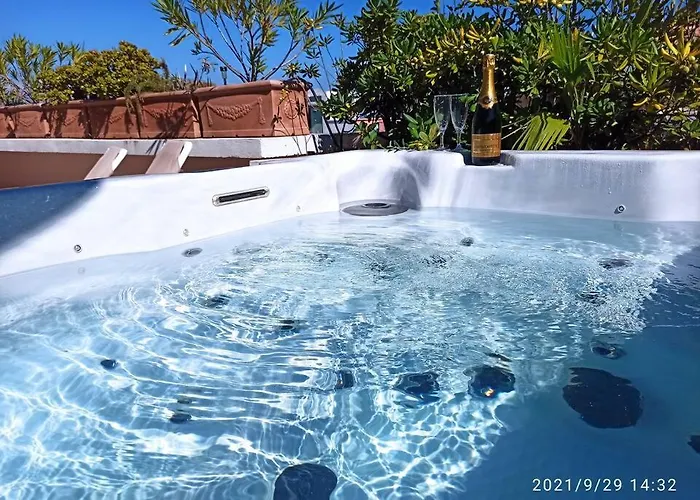 Penthouse - Jacuzzi - Terrace - Parking - 2 Pools