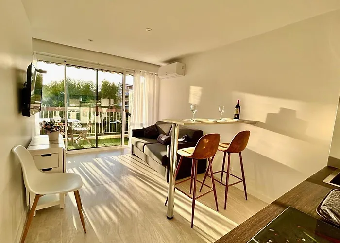 One-Bedr Ap 50M From The Beach Terrace Swimming Pool Air Con