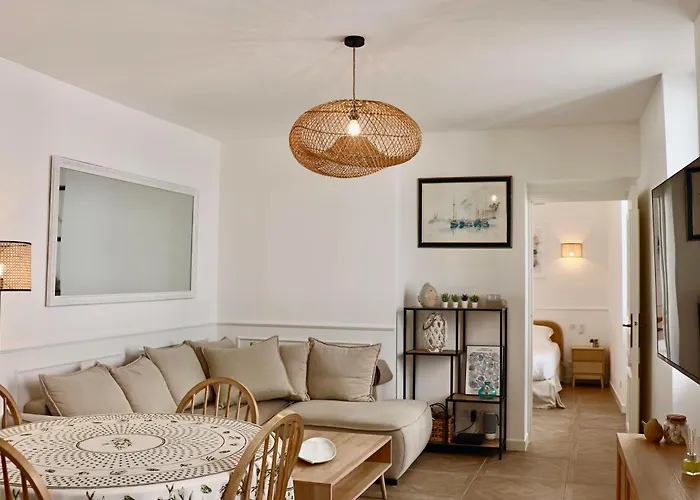 Fersen Superb Mediterranean Style Apartment In Heart Of Old Antibes