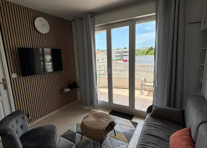 Cosy 2 Pieces Avec Piscine Et Parking