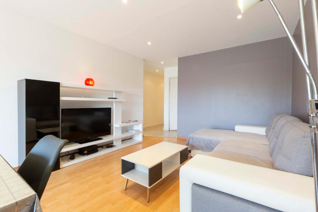Bnb Renting Spacious 2 Bedroom In Center With A Parking Apartment *