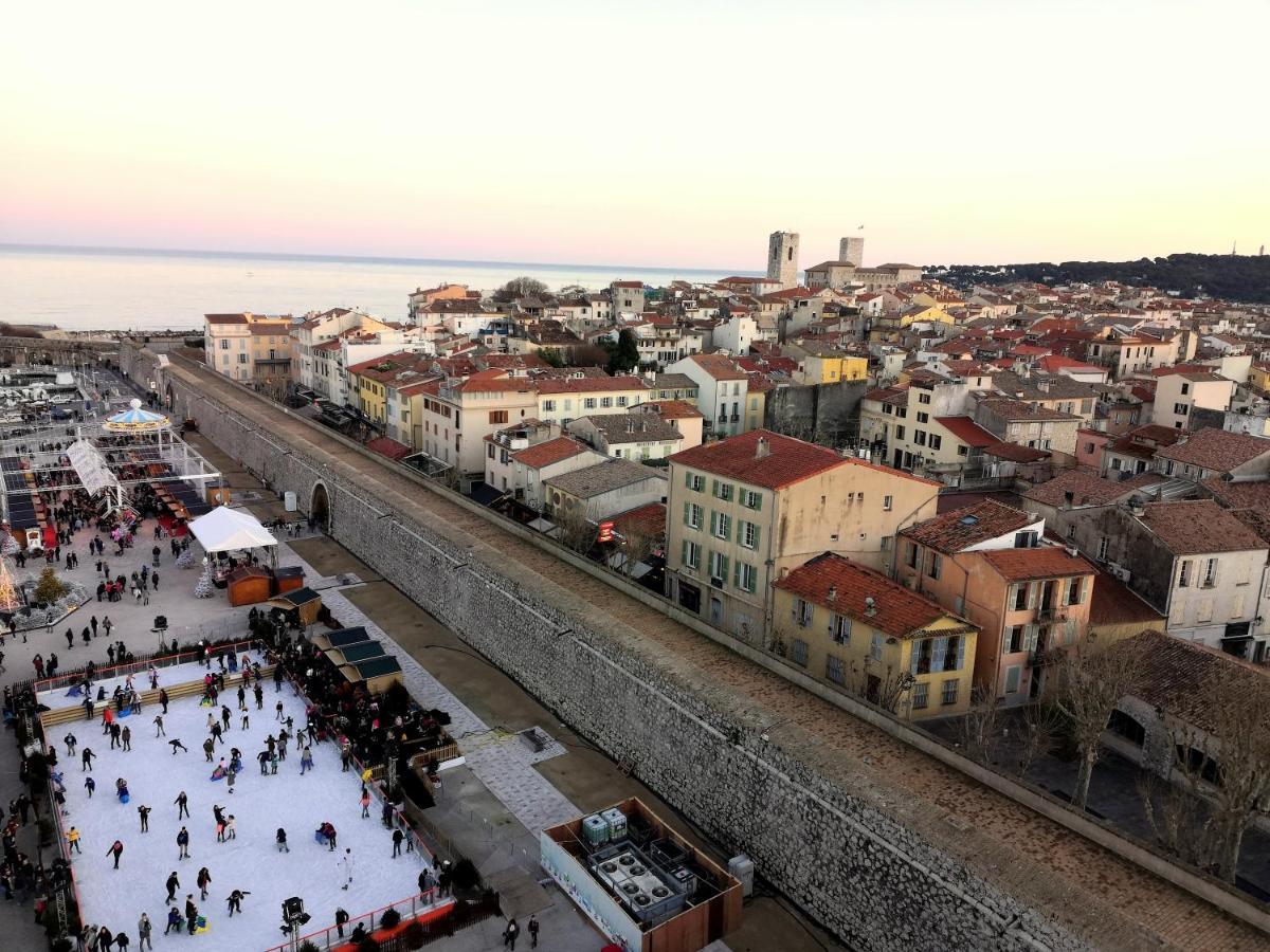 2p Dans Le Vieil Avec Balcon Sur La Marina Antibes
