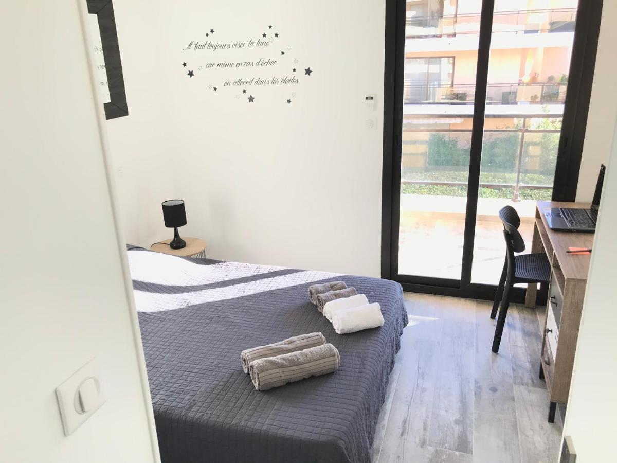 Apartment 3 Pieces, Refait A Neuf, Standing, Piscine, A Pieds