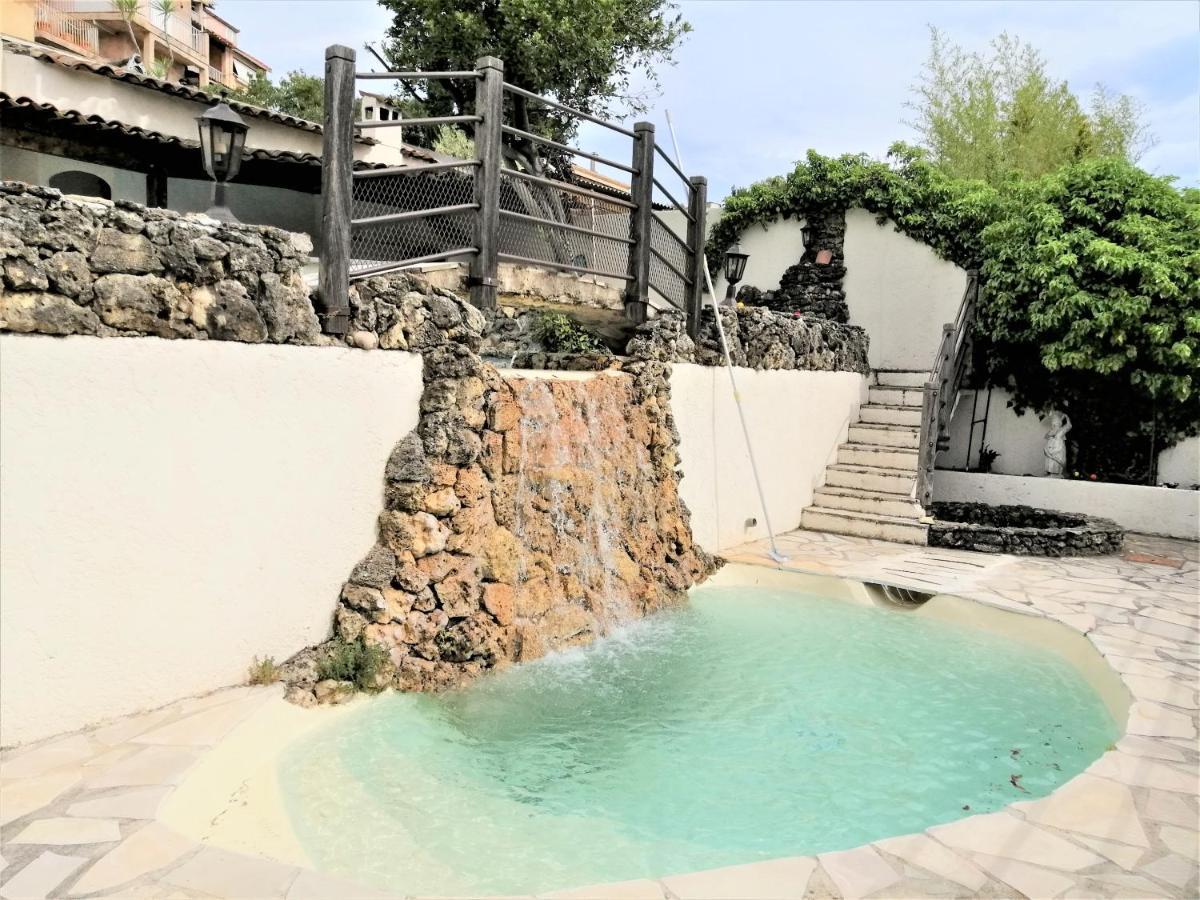 Maison Mitoyenne Avec Piscine * Antibes