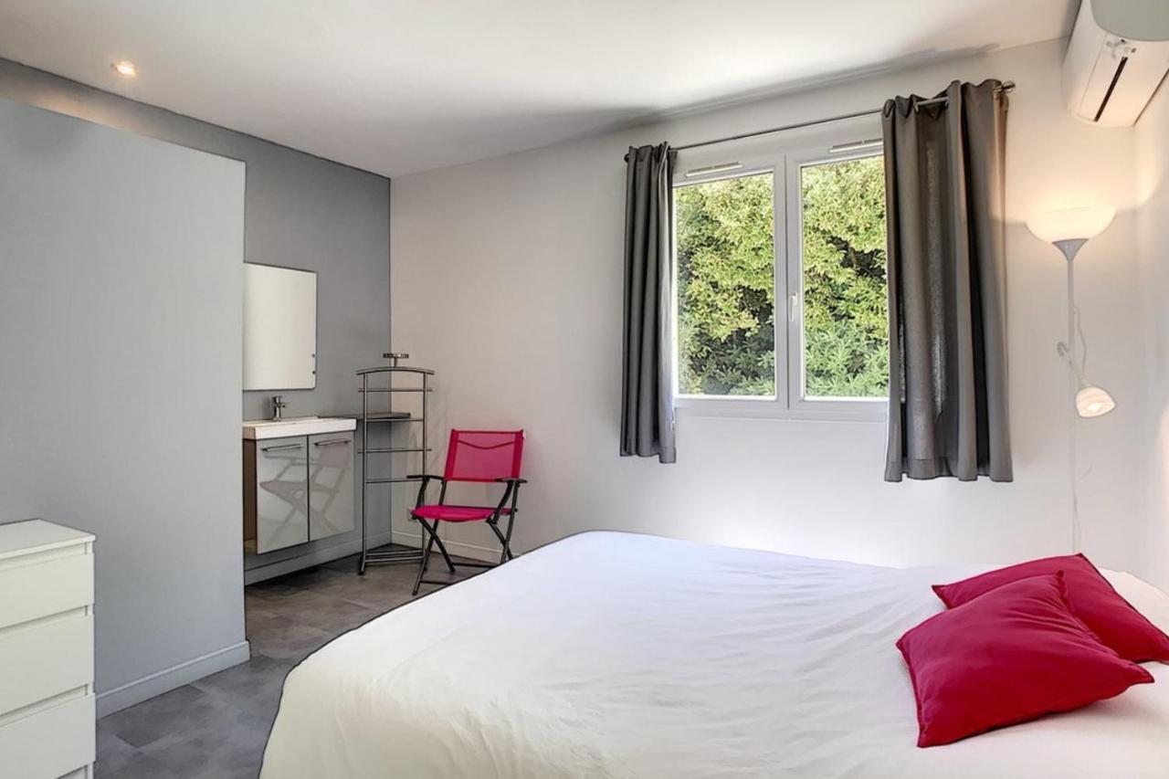 Charming Three-bed Garden 500 M From Beaches In Apartment