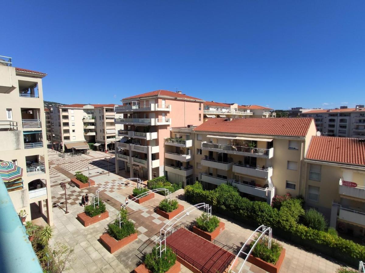 2 Pieces Avec Piscine, Terrasse Et A 400m De La Plage A - Fr-1-252-164