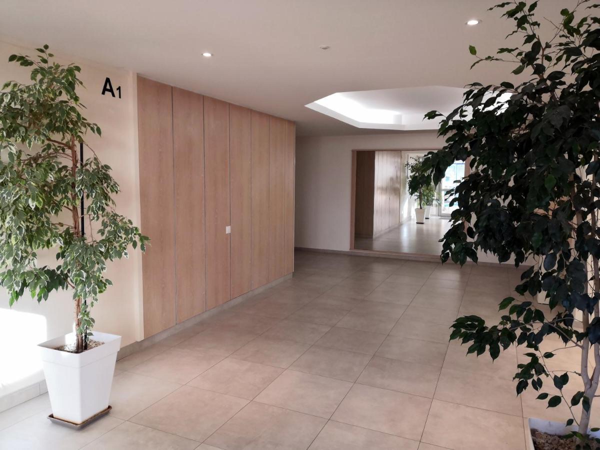 Appartement 2 Pièces Climatisé Avec Balcon Dans Le Vieil Antibes, Résidence Moderne Avec Ascenseur *
